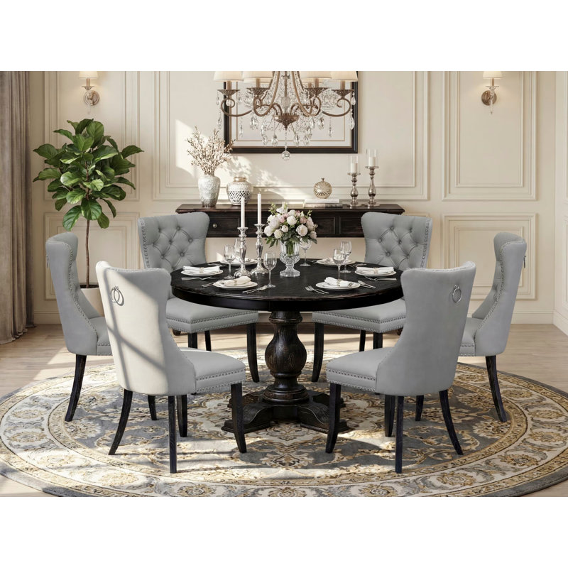 L'ensemble de table de salle à manger 7 pièces comprend une table ronde de 48 po avec piédestal et 6 chaises rembourrées en polyester gris clair, noir sablé
