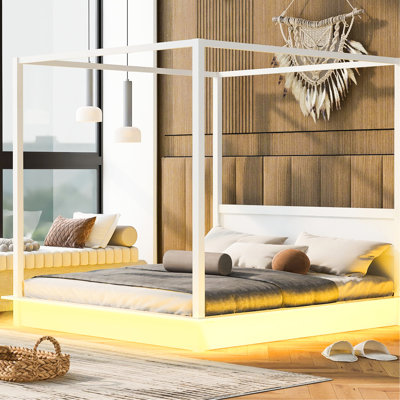 Très grand lit plateforme à baldaquin blanc, look contemporain pour un lit de chambre à coucher avec DEL, styles variés et polyvalents