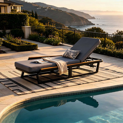 Chaise longue d'extérieur réglable à 5 positions avec coussin gris, structure en fer noir et accoudoirs en bois de teck pour la détente au bord de la piscine et dans la cour