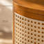 Table d'appoint ajourée en rotin de couleur ocre tissée en rotin, pouvant être utilisée comme table de chevet ou table basse, conception polyvalente et facile à assembler.