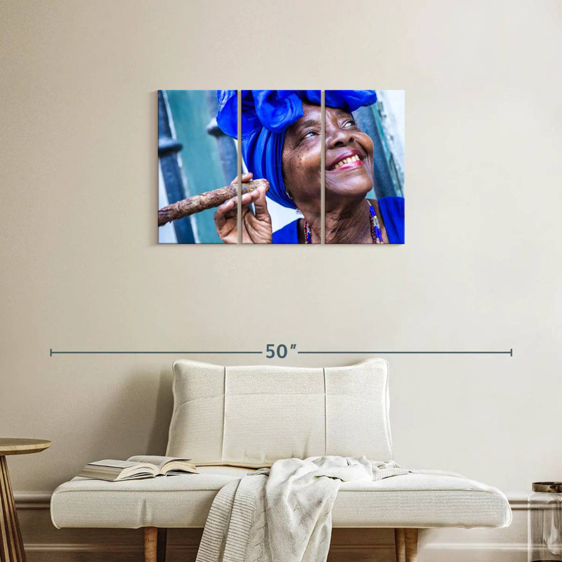 Femme cubaine Leisha qui fume, H 20 po x l 33 po