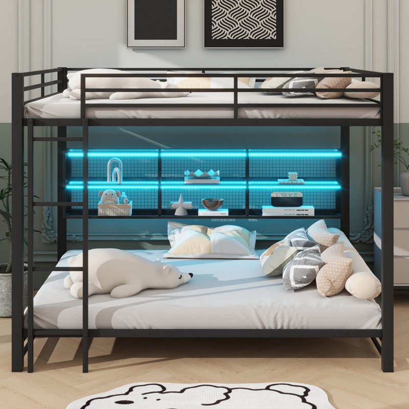 Lit superposé en métal sur grand lit, équipé de tablettes de rangement et d'éclairage