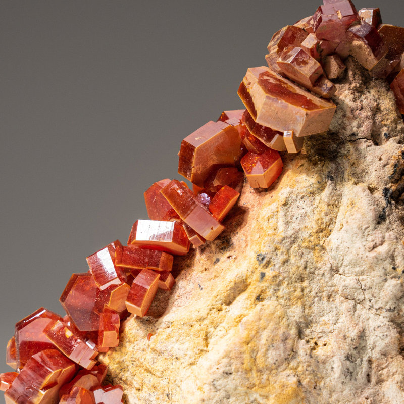 Véritable grappe de cristal de vanadinite sur une matrice marocaine (0,9054 lb)