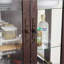 Vitrine lumineuse en verre avec tablettes réglables - Présentoir élégant à 2 portes et tiroir intégré-486040508