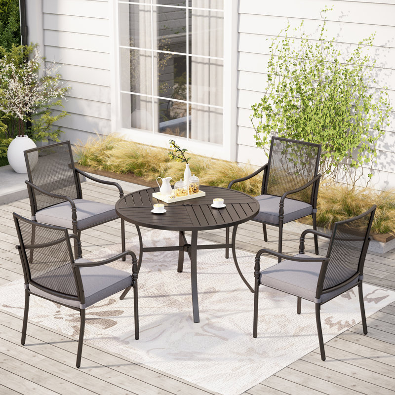 Ensemble repas de patio pour 4 personnes avec table ronde Carli, coussins inclus