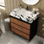 Meuble-lavabo de style milieu du siècle avec lavabo en céramique, comptoir en pierre frittée et structure stable en acier. Pieds de salle de bain en acier inoxydable, rangements pratiques.
