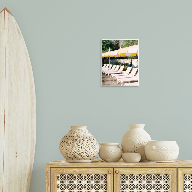 Art mural de chaises de plage près de la piscine par Justine Milton