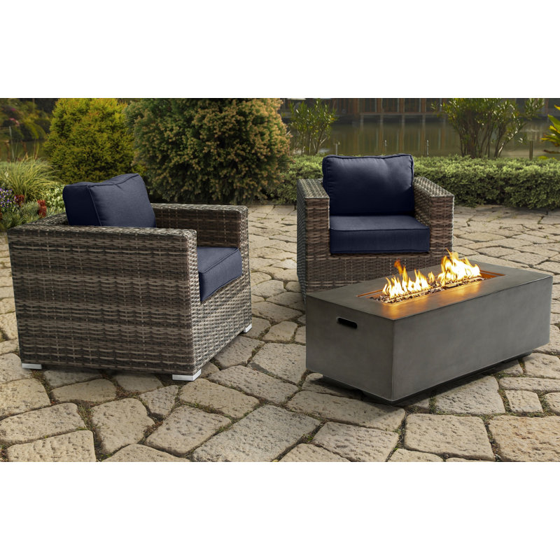 Ensemble de conversation pour 2 personnes avec coussins Sunbrella et foyer rectangulaire en béton Lsi, Bleu marine Sunbrella