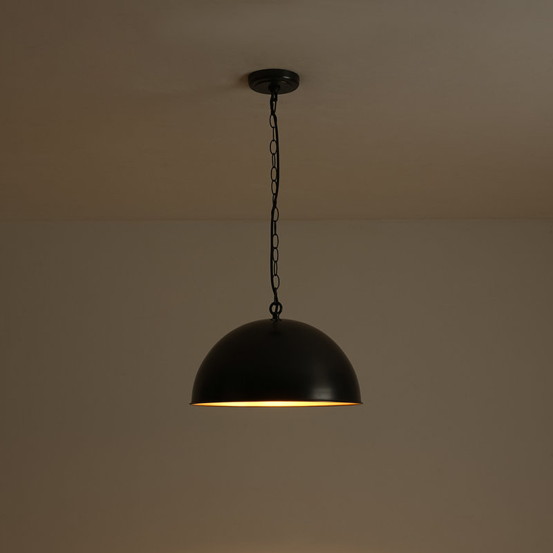 Luminaire suspendu industriel en métal noir à 1 lumière, H 9,4 po x l 15,7 po x P 15,7 po