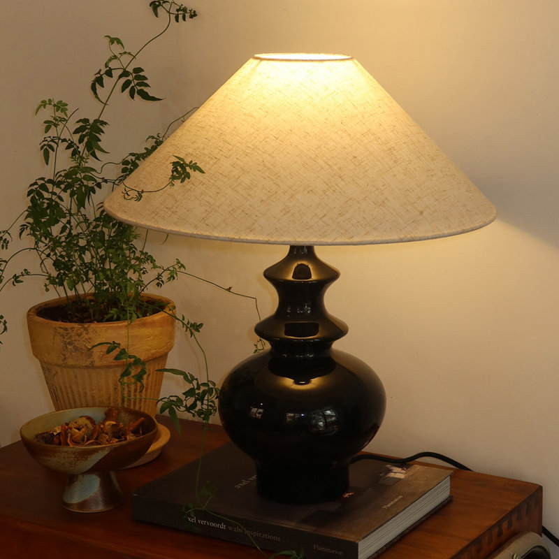 Petite lampe de table moderne en céramique blanche avec abat-jour en lin pour le salon de la chambre à coucher, ampoule incluse