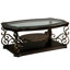 Table basse marron avec dessus en verre transparent, rangement et structure en métal. Construction élégante, surface