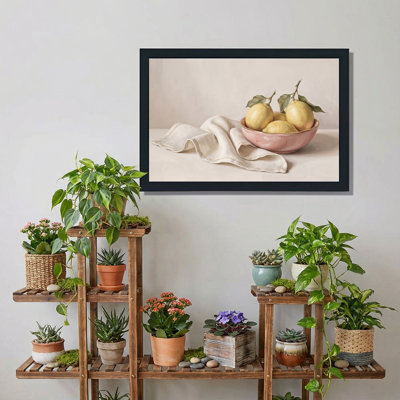 Citrons dans un bol rose avec toile blanche drapée