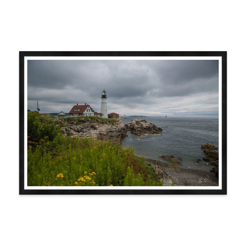 «Rocky Shore and Lighthouse» par Tim Klein - reproduction de photo sur papier encadrée, H 35,5 po x l 54,75 po x P 1,5 po