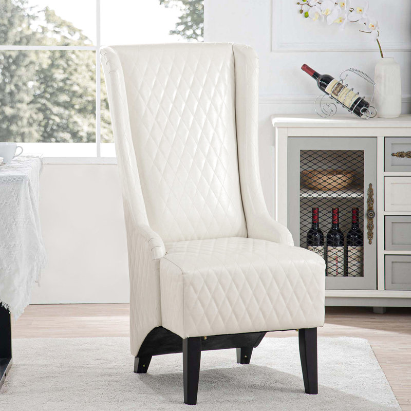 Chaise de salon blanche avec dossier à oreilles haut et siège à bande élastique, pour le confort de la chambre à coucher