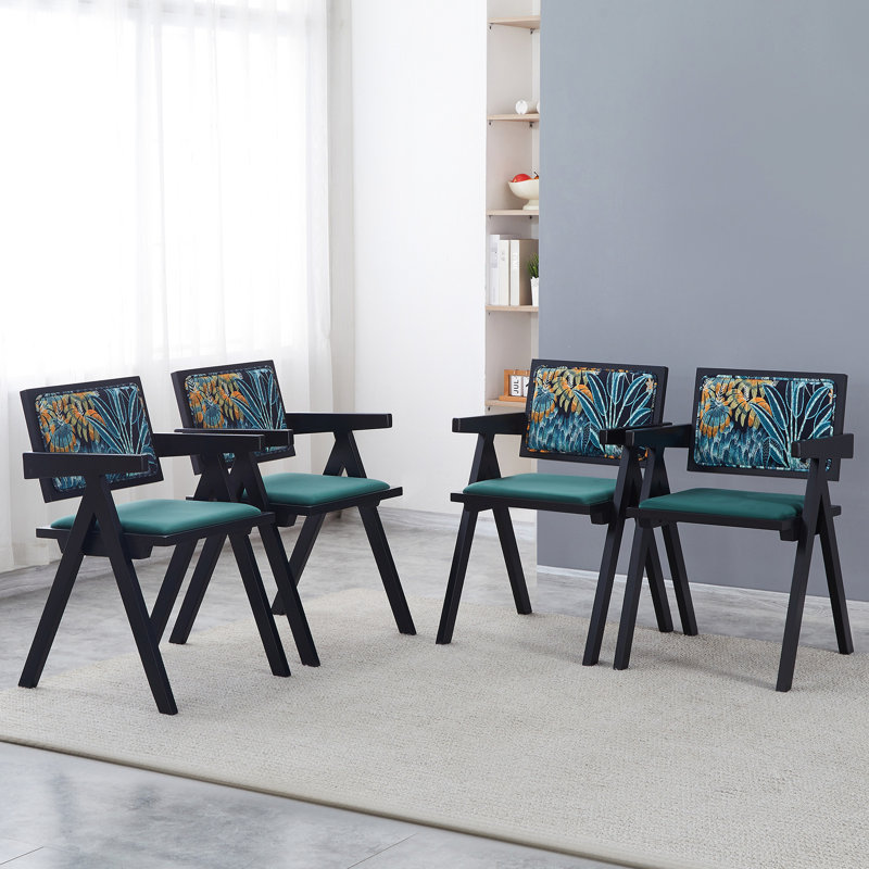 Deux chaises noires avec accoudoirs de salle à manger, bois d'hévéa massif, style médiéval, décoration naturelle simple, fabrication, utilisations polyvalentes