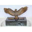 Sculpture Nifao Majestic American Eagle en bronze avec bouclier - fonte à la cire perdue, finition patinée classique, montée sur une base en marbre - symbole de force, de liberté, de patriotisme et d'honneur 20 x 8 po x 14 po