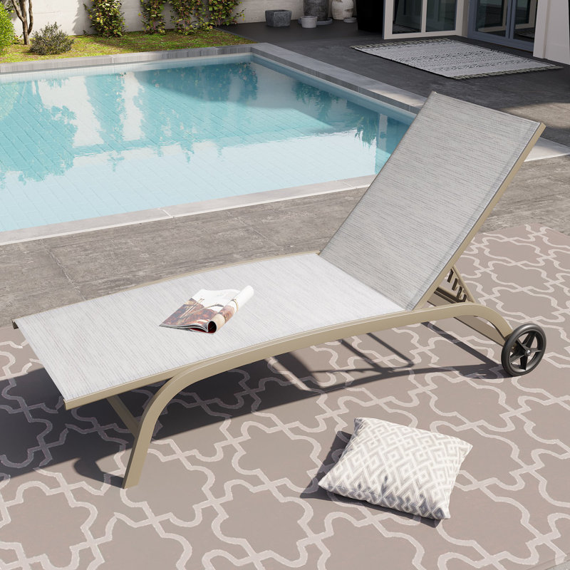 Chaise longue simple avec roulettes 66,93 po Crescentino, Gris clair/beige