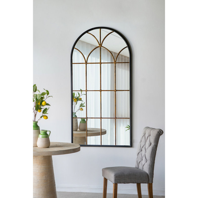Miroir arqué noir et or de 34 po x 65,5 po de long, complément aux éléments décoratifs du salon dans la chambre à coucher