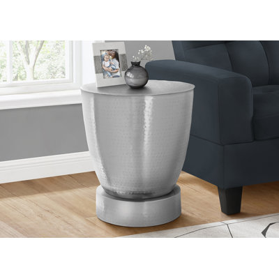 Table d'appoint tambour contemporaine en métal chromé, polyvalente pour le salon et la chambre à coucher, conception peu encombrante avec aspect martelé