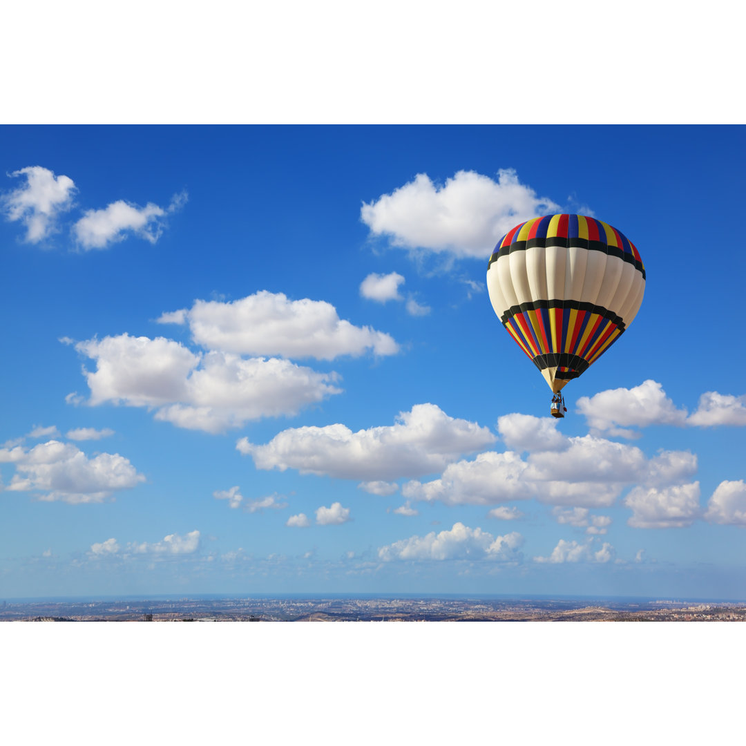 Leinwandbild Riesiger Luftballon, der in den bewölkten Himmel fliegt