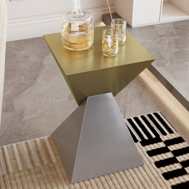 Table d'appoint moderne en acier inoxydable brossé, au design abstrait, pour une maison tendance.