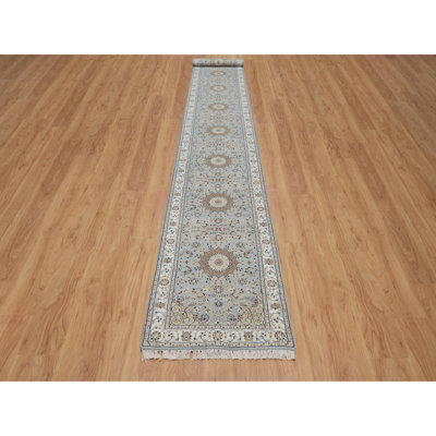 Tapis bleu ardoise 2 pi 7 po x 18 pi 5 po Nain avec motif en médaillon de fleurs, laine et soie, noué à la main, 250 KPSI, velours doux, tapis oriental XL