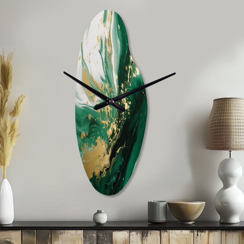 Vert et or Serene Cascade III - horloge murale asymétrique abstraite, Médium