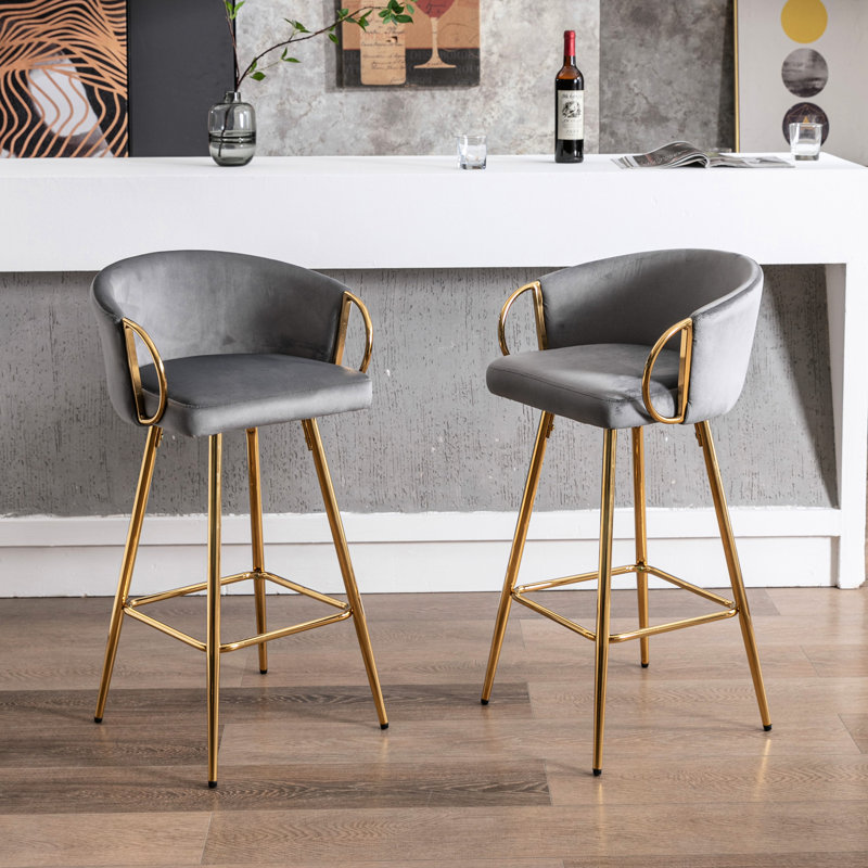 Lot de 2 tabourets de bar de 76 cm (30 pouces), revêtement en velours gris, piètement doré et repose-pieds pour un intérieur élégant. Assise stable et rembourrée de mousse.