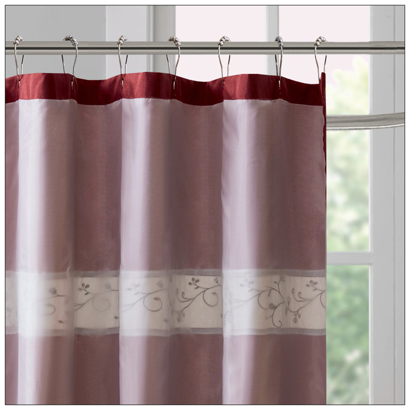 Rideau de douche brodé à motif floral
