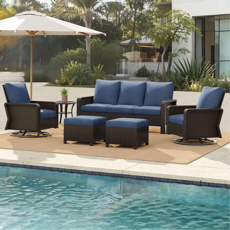 Un canapé trois places + deux chaises pivotantes + deux repose-pieds + une table d'appoint