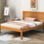 Lit plateforme simple avec tête de lit, structure de base en lattes de bois immaculées, sans sommier, tête de lit en chêne et structure supportée, style-120645751