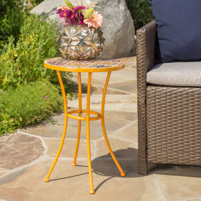 Table d'appoint d'extérieur avec plateau en mosaïque et pieds en métal, jaune