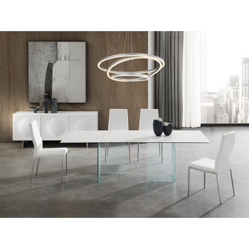 Table de salle à manger Miami avec base transparente et plateau en porcelaine marbrée blanche.