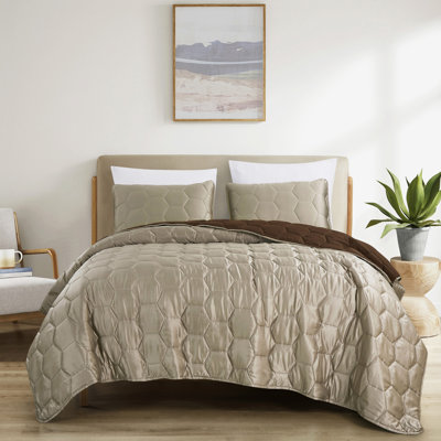 3-Piece Solid Satin Bedspread Set - Luxurious Satin Finish Bedding Ensemble for a Modern Bedroom