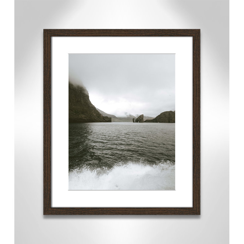 Moody Landscape Moody Landscape with Crashing Waves par Leah Straatsma - photographie de cadre, H 19 po x l 16 po x P 0,75 po