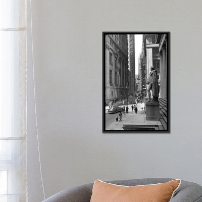 «1950 Street Wall, from Steps Of Federal Hall, Monument National, regardant vers Trinity Church à New York, États-Unis», reproduction de photo sur toile tendue