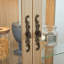 Vitrine avec tablettes réglables en verre, 2 portes et 1 tiroir-1175438598
