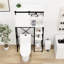 Étagère blanche de salle de bain au-dessus de la toilette. Optimisez l'espace. La porte de grange coulissante dissimule des articles. Tablettes réglables pour tablettes pratiques - blanc. Économisez de l'espace et restez bien rangé. Armoire avec rangement supplémentaire.