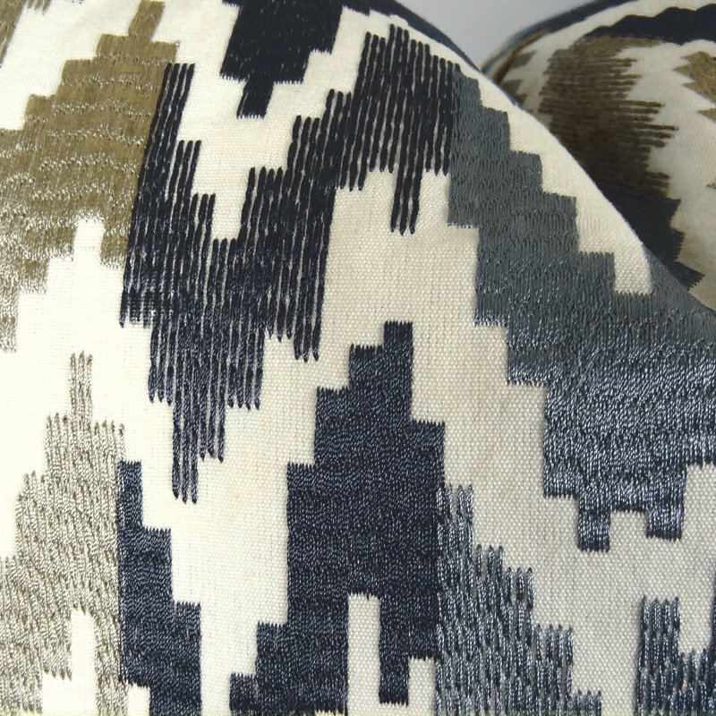 Ensemble de coussins décoratifs à motif graphique taupe bleu Thomas Collection®, Carré 20 po