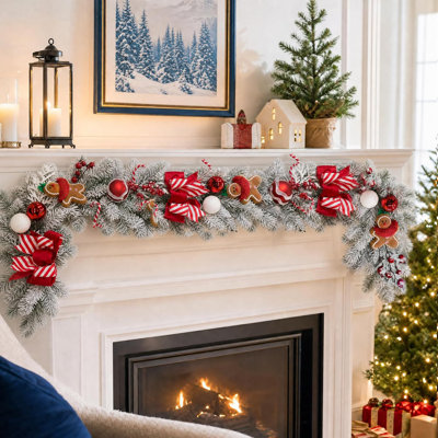 Guirlande de Noël en pain d'épices pré-illuminée de 1,8 m avec nœud rouge, boules décoratives et lumières DEL blanc chaud, idéale pour le foyer, la porte et le porche.