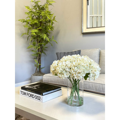 Hortensias disposés dans un vase en verre