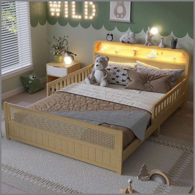 Structure de lit double en rotin avec lumières DEL et tête de lit à rangement, lit plateforme double avec barrières de sécurité pour enfants, naturel