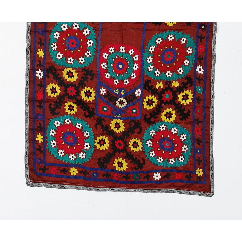 Décoration murale 39 x 69 po en soie brodée rétro de couleur rouge marron. Nappe Needlework. Jeté décoratif