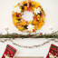 Couronne de porte d'automne artificielle 24 po avec pomme de pin, feuille d'érable, fleurs blanches - orange pour décor de mur, de fenêtre et de l'Action de grâce
