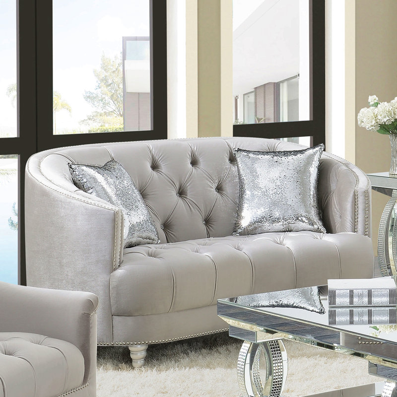 Causeuse grise grise contemporaine avec capitonnage
