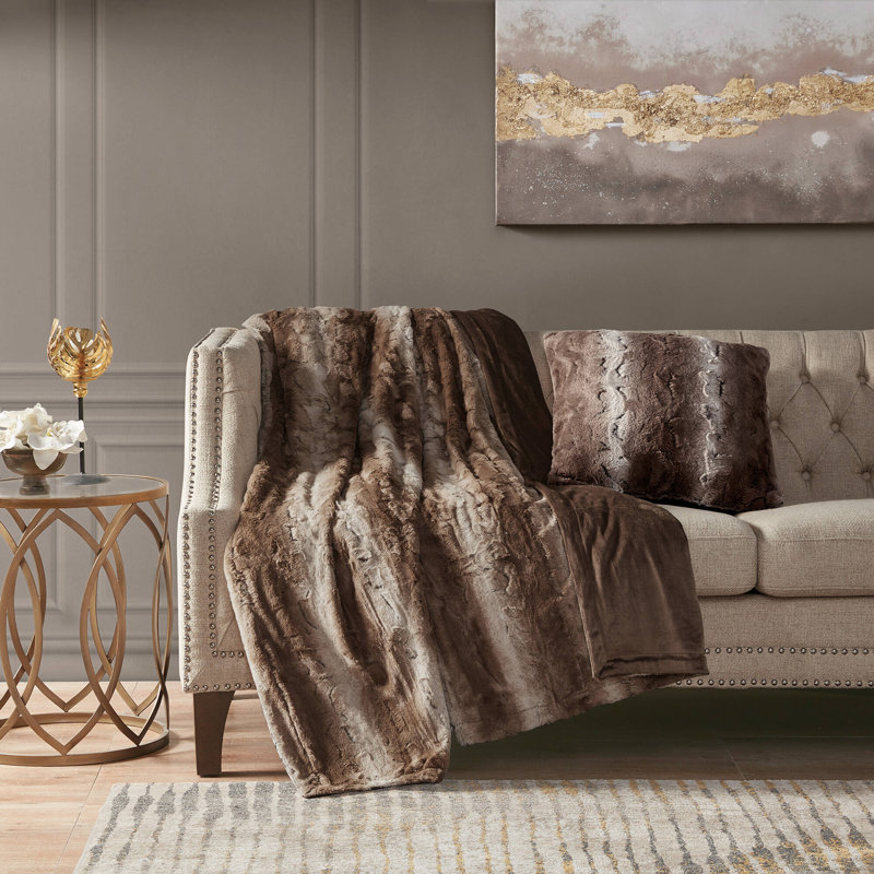 Coussin décoratif en fausse fourrure à rayures hypoallergéniques de 20 po x 20 po Zuri, Brun clair