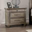 Table de chevet avec finition en chêne vieilli, poignée ronde, glissière à roulement à billes et pieds en oignon pour un décor de chambre à coucher transitionnel | Idée de cadeau