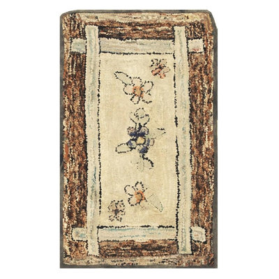 Tapis traditionnel beige antique en laine nouée, style art populaire américain, datant des années 1880, 61 x 91 cm.