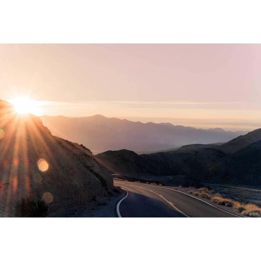 Highway At Sunrise von Wildroze - Druck ohne Rahmen auf Leinwand