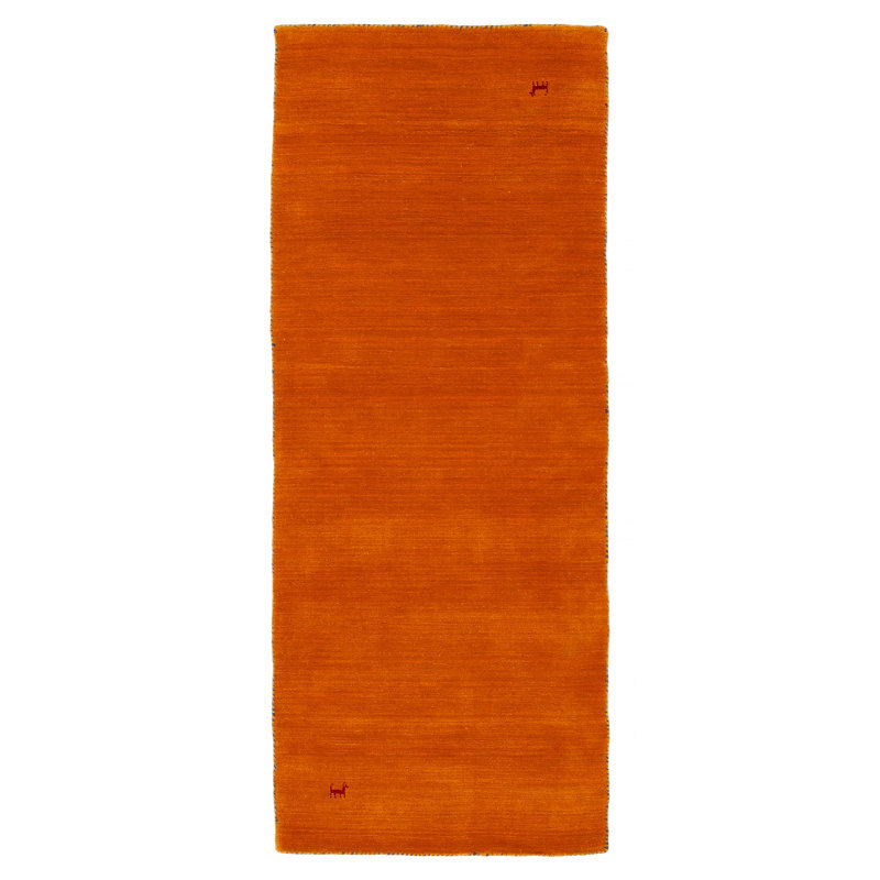 Les tapis Gabbeh sont fabriqués à la main avec des poils très hauts et des motifs très simples et stylisés.
